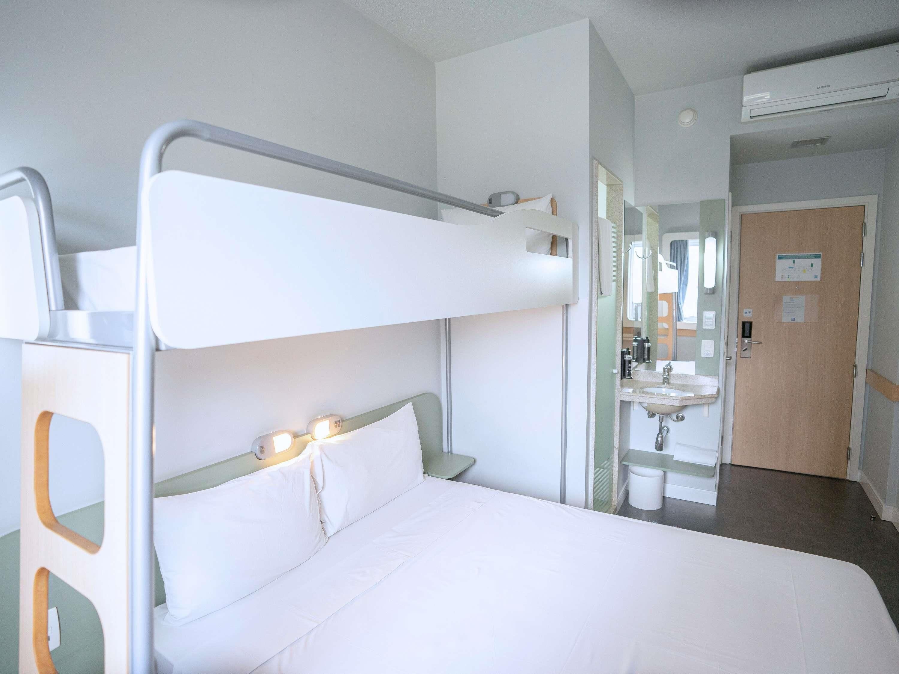 Superior appartement, meerdere bedden | Een bureau, verduisterende gordijnen, geluiddichte muren