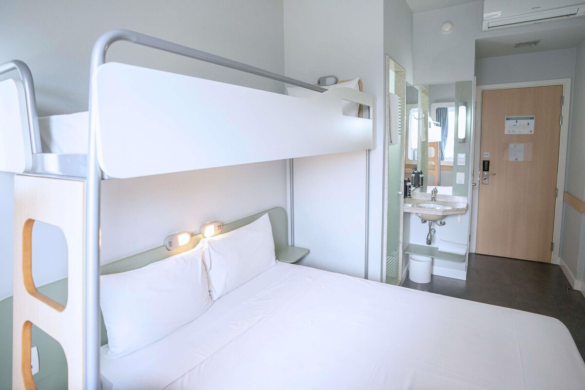 Apartamento superior, varias camas (and minibar) | Escritorio, cortinas opacas, sistema de insonorización y cunas gratuitas