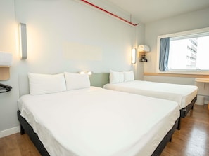 Schreibtisch, Verdunkelungsvorhänge, schallisolierte Zimmer