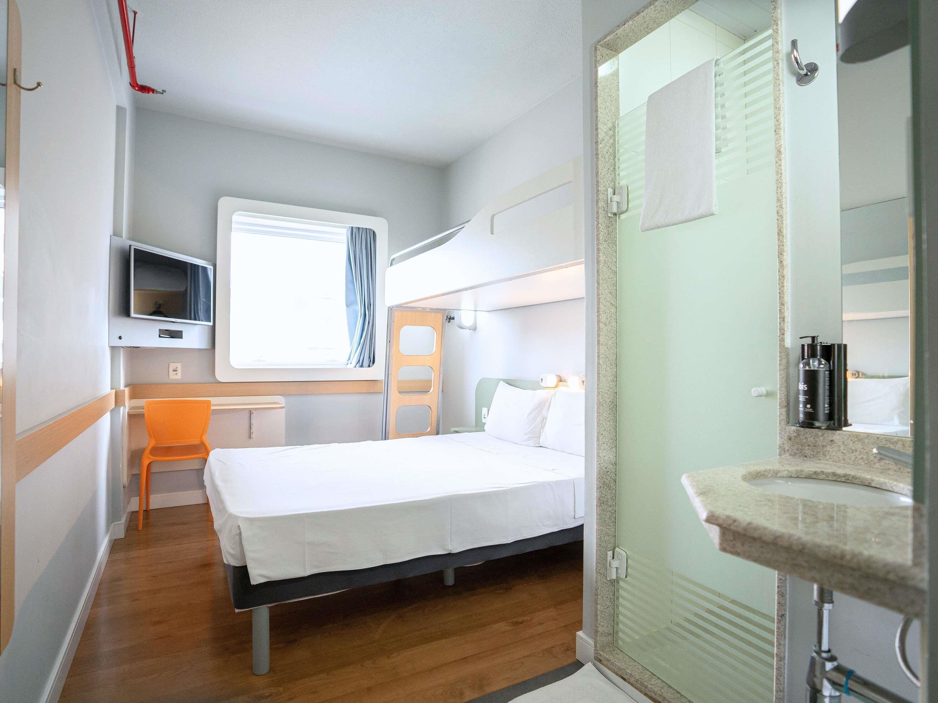 Superior-Apartment, Mehrere Betten | Schreibtisch, Verdunkelungsvorhänge, schallisolierte Zimmer