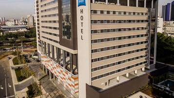 Un hotel moderno con un llamativo letrero que dice