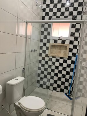Shower, towels, soap, toilet paper - Pousada Gil (Olímpia)