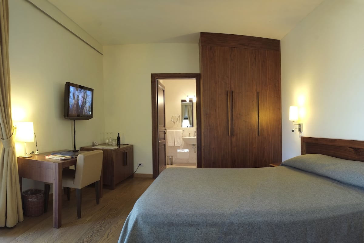 Doppia Superior, vista giardino | Minibar, una cassaforte in camera, una scrivania