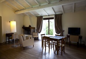 패밀리 스위트, 정원 전망 | 객실 내 식사 공간