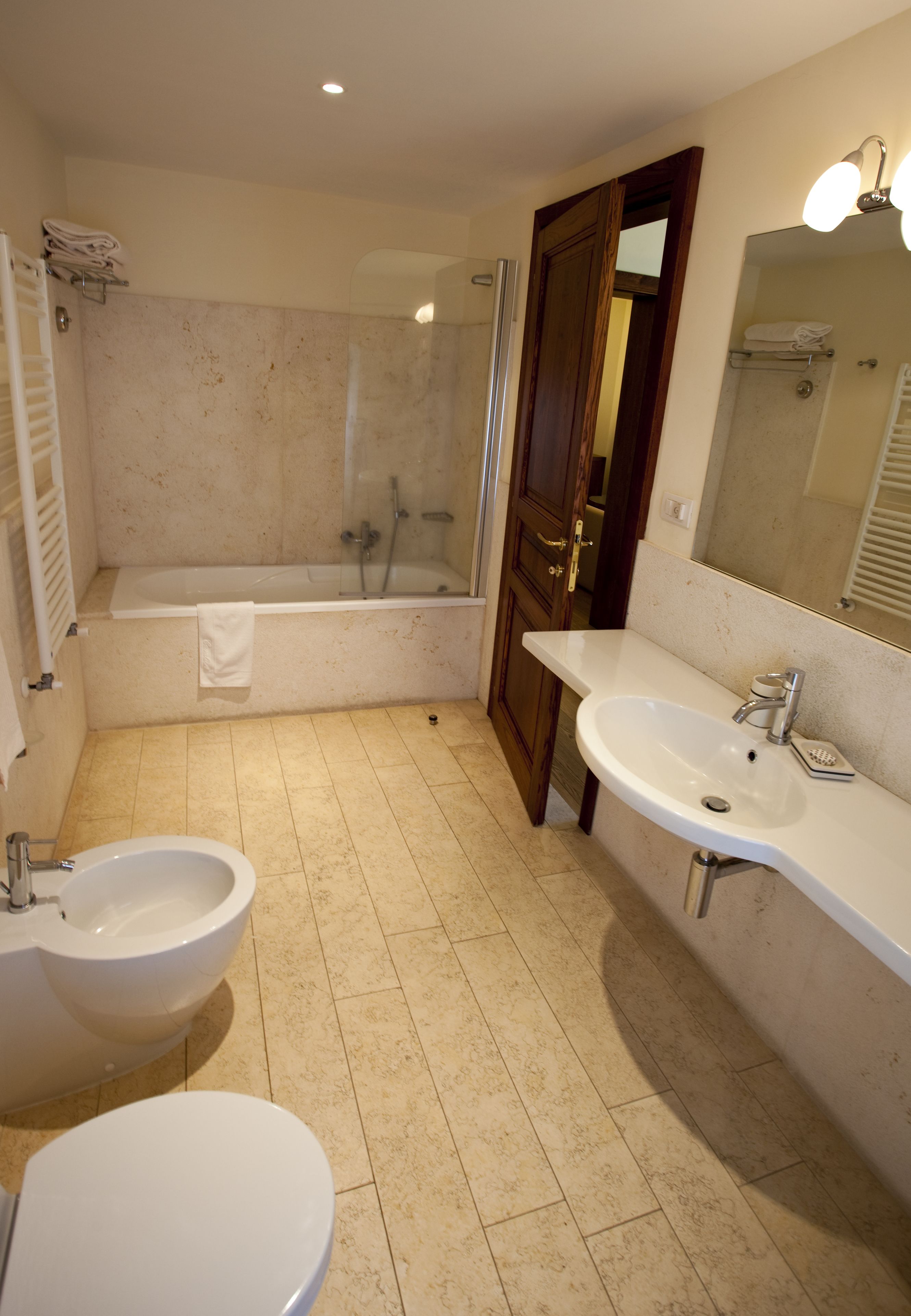 Un baño con bañera, lavamanos, bidé e inodoro.