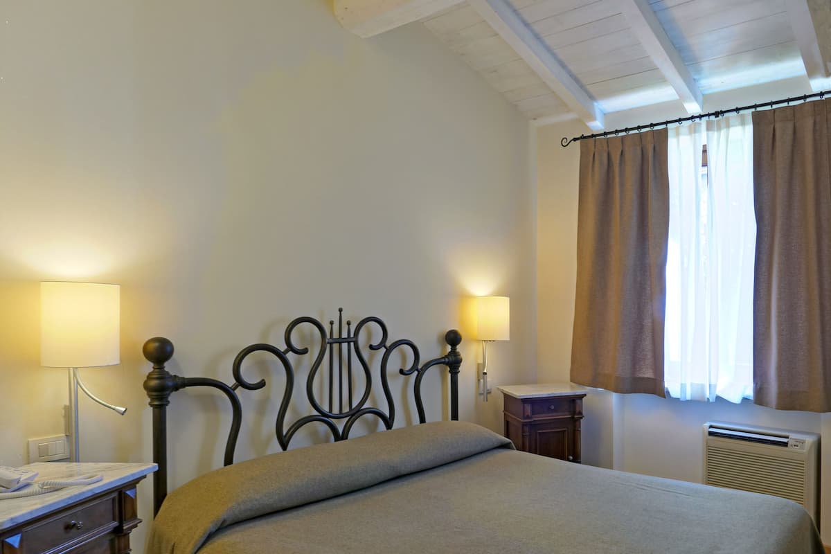Suite familiare, vista giardino | Minibar, una cassaforte in camera, una scrivania