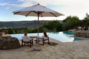 Una piscina al aire libre, una piscina infinita