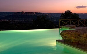 Piscine extérieure, piscine à débordement