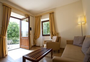 스위트, 정원 전망 | 거실 공간 | 평면 TV