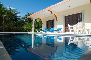 Una piscina al aire libre