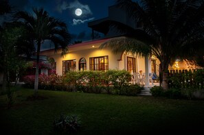 住宿正面 (夜晚)