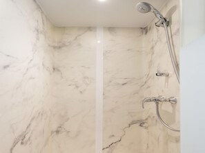 Schallisolierte Zimmer, kostenloses WLAN, Bettwäsche