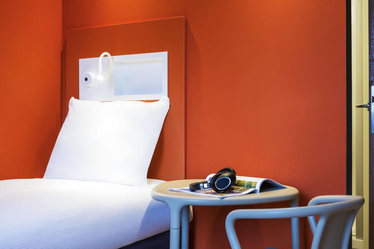 room, 2 single beds | soundproofing, free wifi, bed sheets