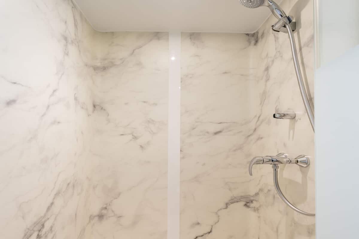 soundproofing, free wifi, bed sheets