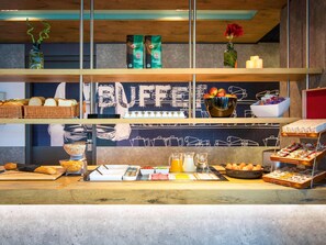 Petit déjeuner buffet (10 EUR par personne)