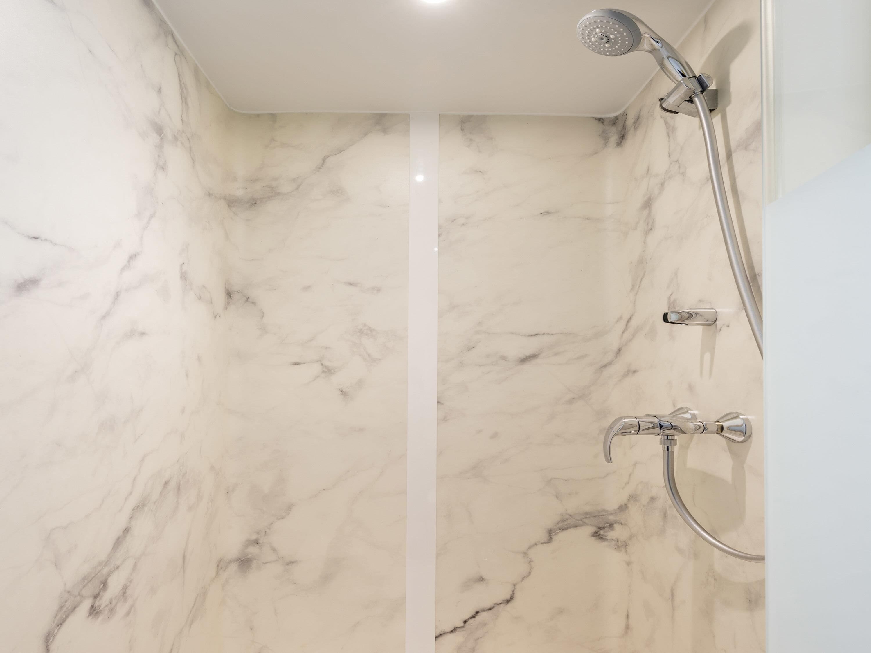 Soundproofing, free WiFi, bed sheets