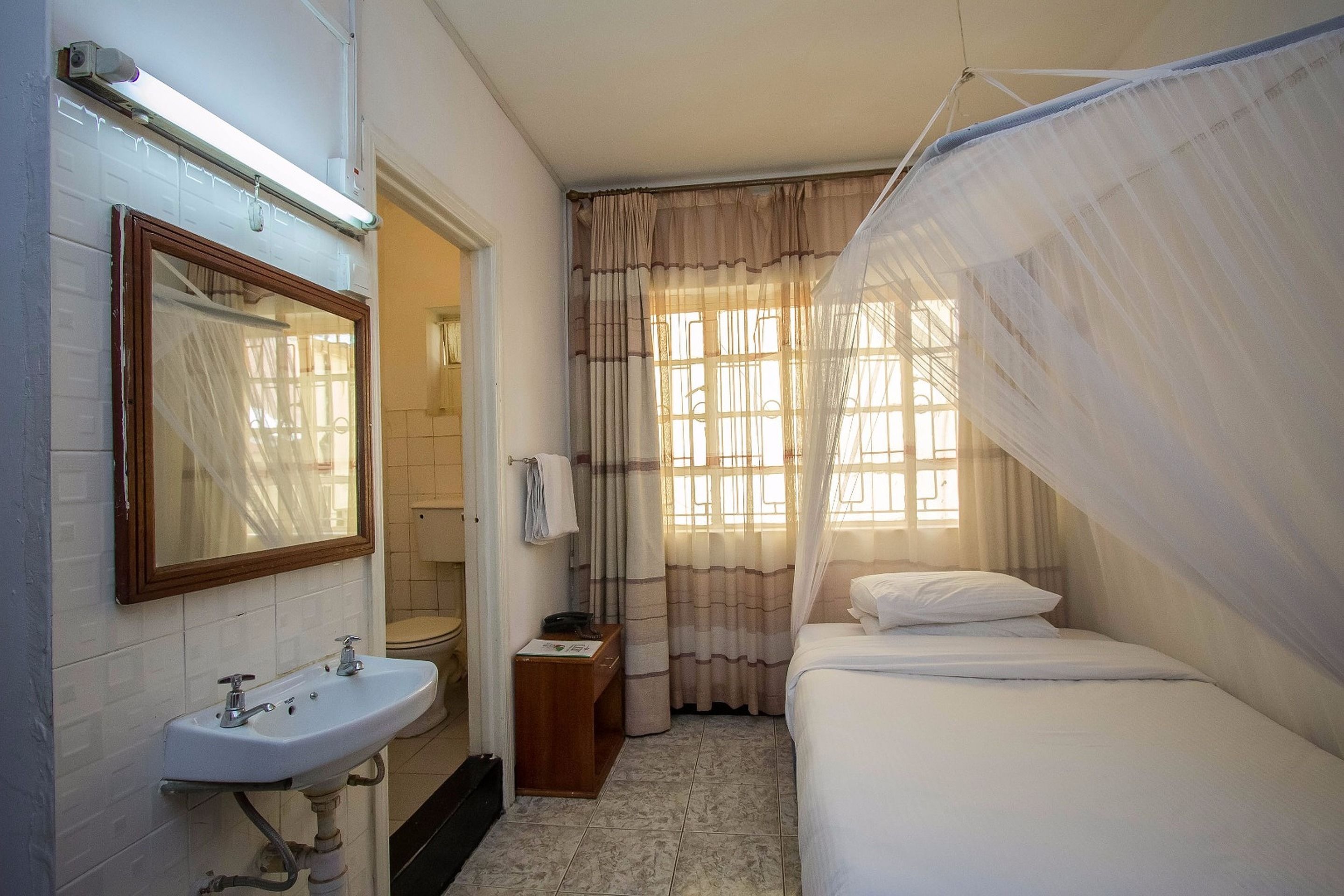 Photo - Hotel Embassy