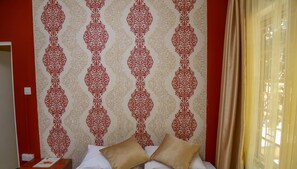 Desk, iron/ironing board, free WiFi, bed sheets - Hotel Embassy (Nairobi)