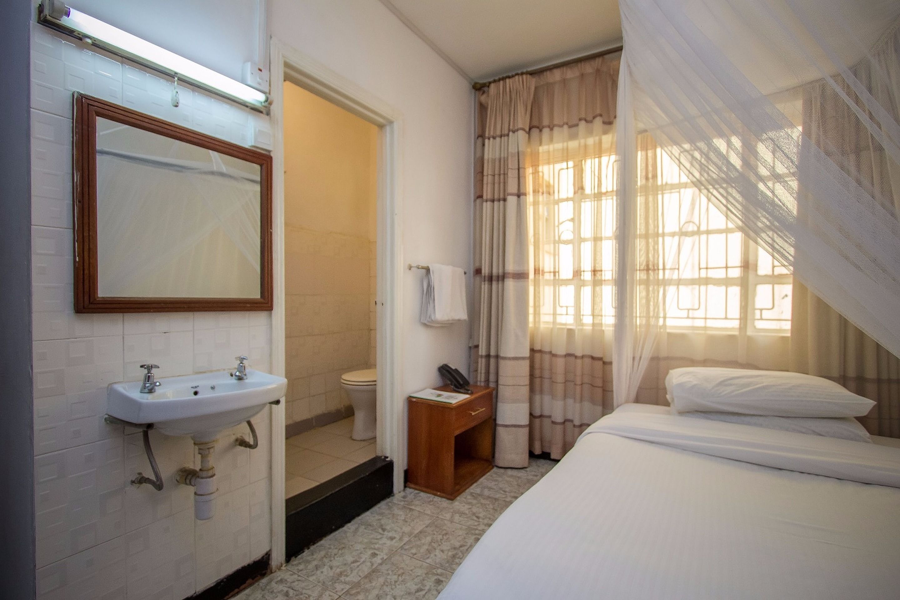 Photo - Hotel Embassy