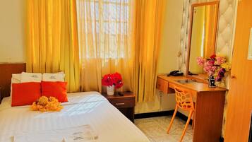 Phòng đôi Tiêu chuẩn, 1 giường cỡ queen, quang cảnh thành phố | Bàn, bàn ủi/dụng cụ ủi quần áo, truy cập Internet không dây miễn phí