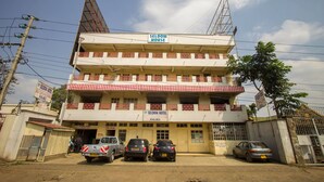 Un immeuble à plusieurs étages, sur lequel on peut lire les inscriptions « SELDOM HOUSE » et « SELDOM HOTEL », indiquant que des chambres indépendantes sont disponibles.