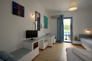 Double Room | Desk, iron/ironing board, free cribs/infant beds, rollaway beds