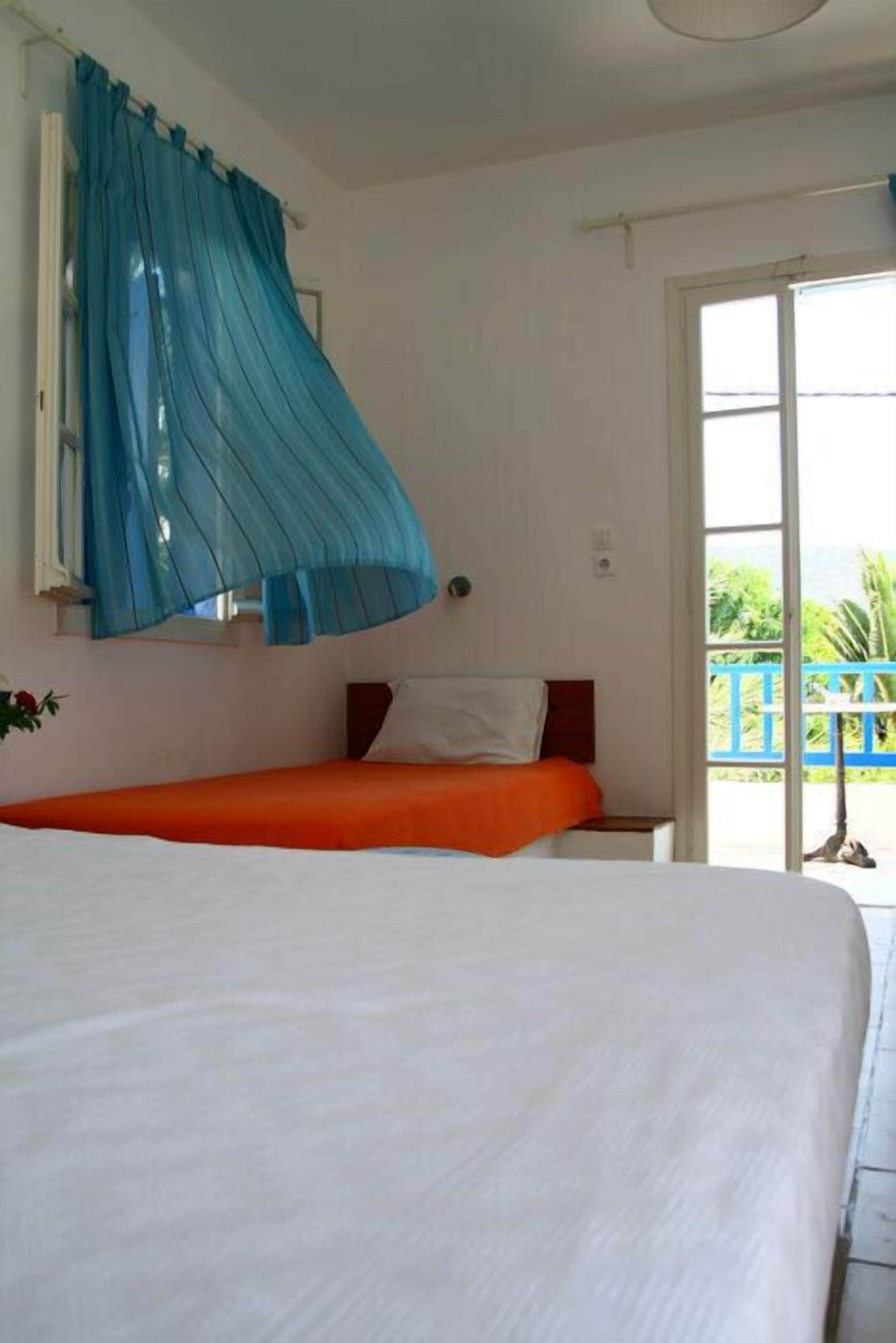 triple room | desk, iron/ironing board, free cots/infant beds, rollaway beds