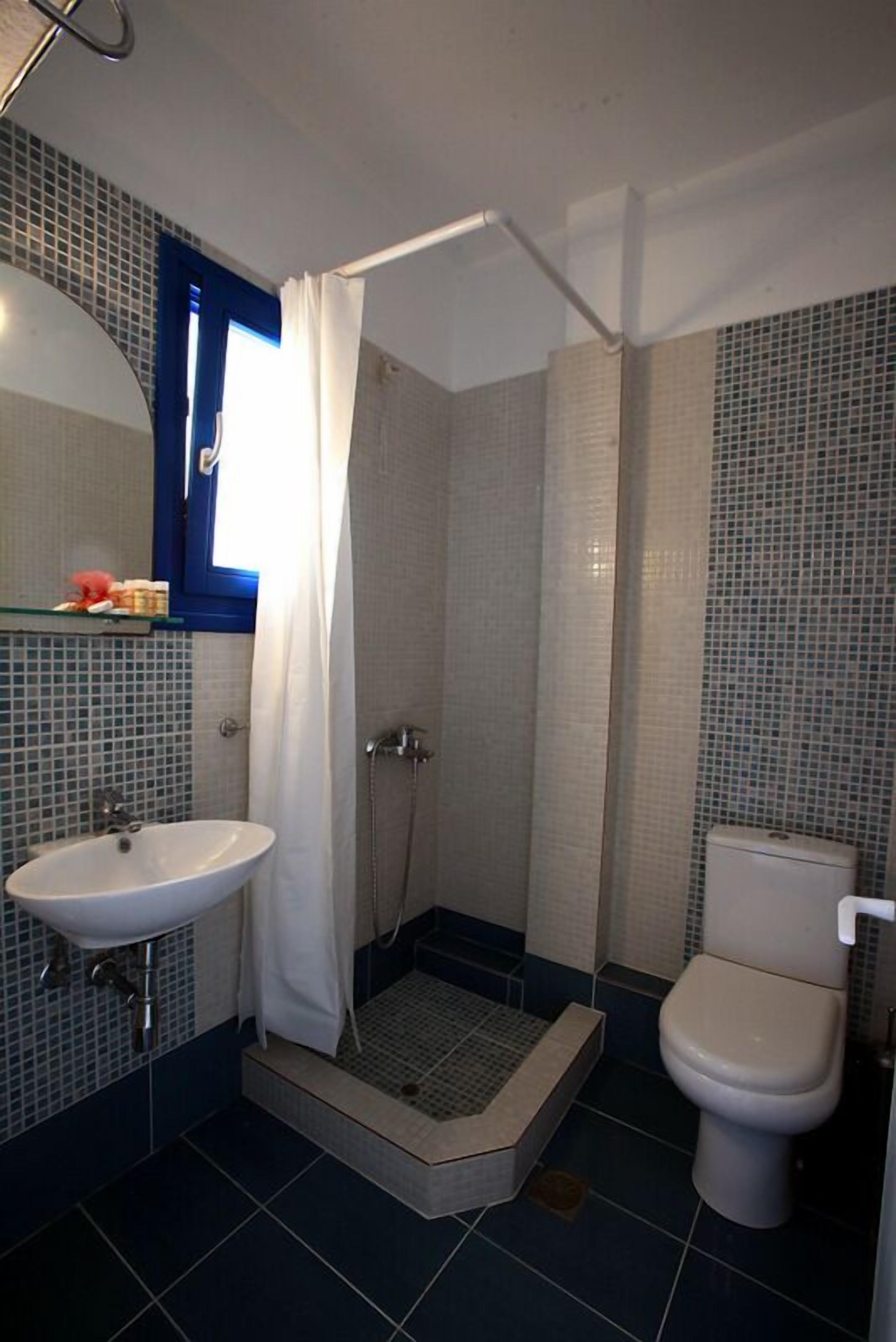 triple room | bathroom | shower, free toiletries, hair dryer, towels