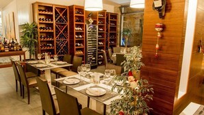 Un espace repas décoré d’un sapin de Noël, une cave à vin et un bar.