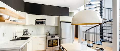 Departamento, 2 habitaciones (SP 102) | Cocina privada | Refrigerador con congelador, microondas, horno y parrilla de estufa