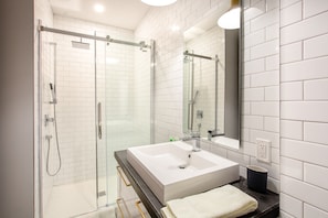 Departamento, 2 habitaciones (SP 301) | BaƱo | Regadera, regadera tipo lluvia, amenidades de baƱo gratuitas