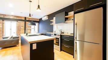 Apartamento, 2 quartos (SP 301) | Cozinha privada | Geladeira grande, micro-ondas, fogão, cooktop