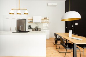 Loft, 2 chambres (SP 101) | Cuisinette privée | Réfrigérateur grande capacité avec congélateur, four à micro-ondes