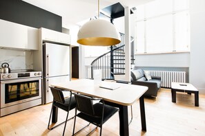 Departamento, 2 habitaciones (SP 102) | Cocina privada | Refrigerador con congelador, microondas, horno y parrilla de estufa 