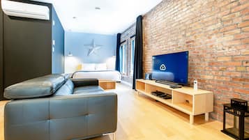 Loft, 1 Bedroom (SP 305) | Living area | 40-inch flat-screen TV with cable channels, TV