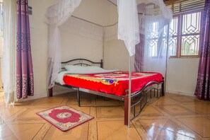 行政双人房 | 客房内保险箱、办公桌、免费 WiFi