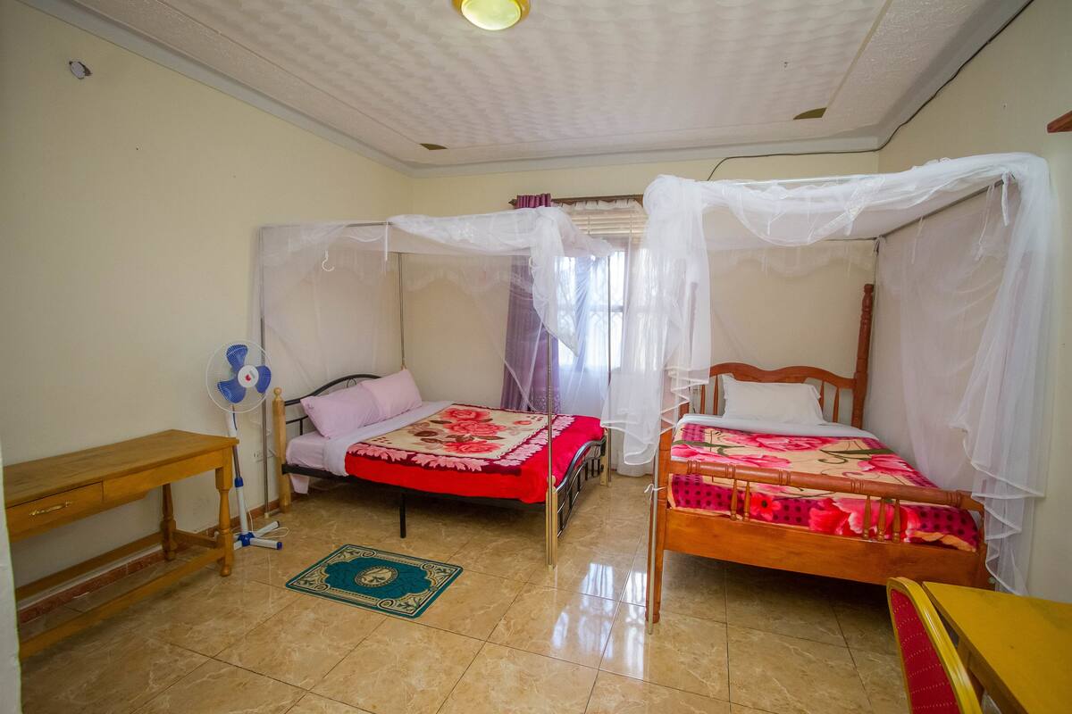 Standard Twin Room | In-room safe, desk, WiFi (free)
