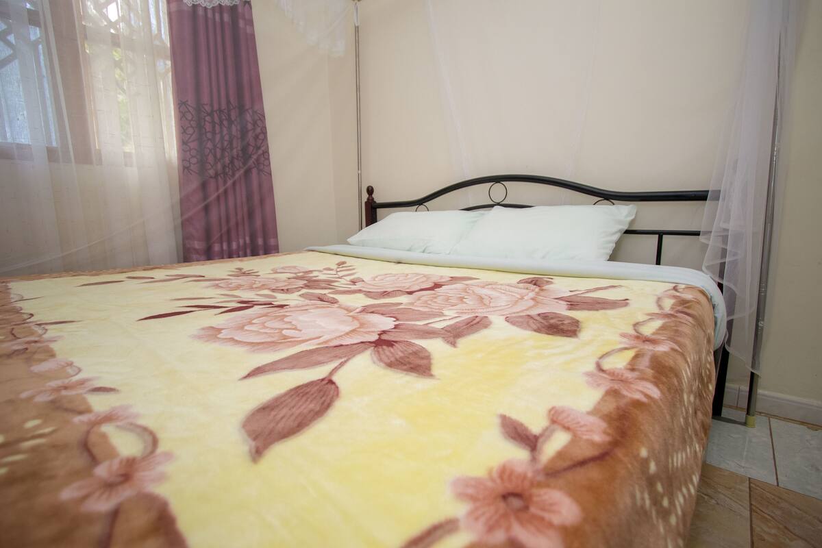 Standard Single Room | In-room safe, desk, WiFi (free)