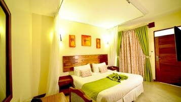 Escritorio y espacio para trabajar con un portátil