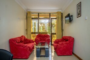 Suite | Living area | TV - Crown Suites Hotel (Mbale)