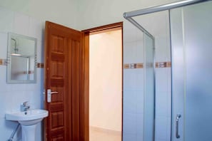 Dusche, kostenlose Toilettenartikel, Handtücher