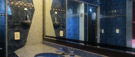 Room | Bathroom | Shower, free toiletries, hair dryer, towels