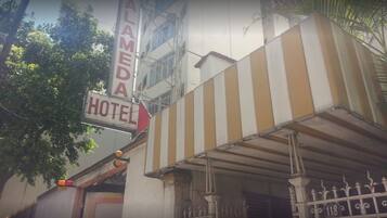 Ein Hotel Eingang mit einem Schild, auf dem 'CLAIMADA HOTEL' steht.