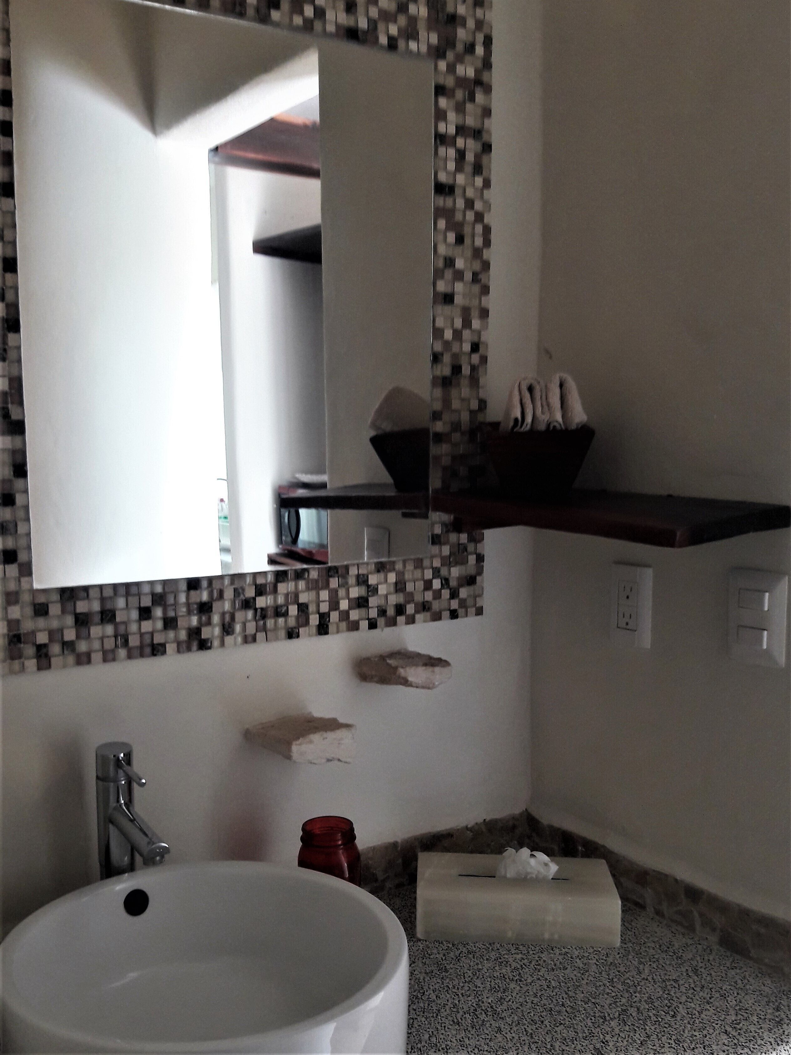 suite, kitchenette | bathroom sink