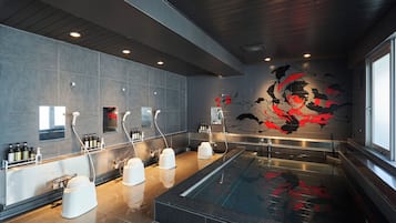 Banheira e chuveiro separados, chinelos, toalhas de banho, sabonete