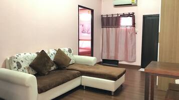 VIP Room | Living area | Flat-screen TV