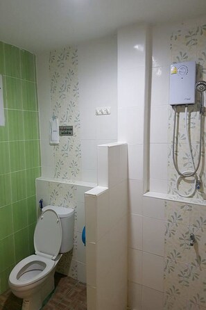 Shower, free toiletries, towels - Home Hug Pak Sabai (Nakhon Ratchasima)