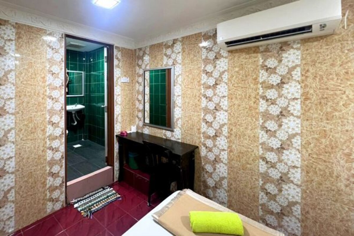 Een badkamer met een douche, wastafel en een wastafelmeubel met spiegel.