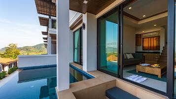 Duplex Sea View | Minibar, in-room safe, desk, blackout drapes