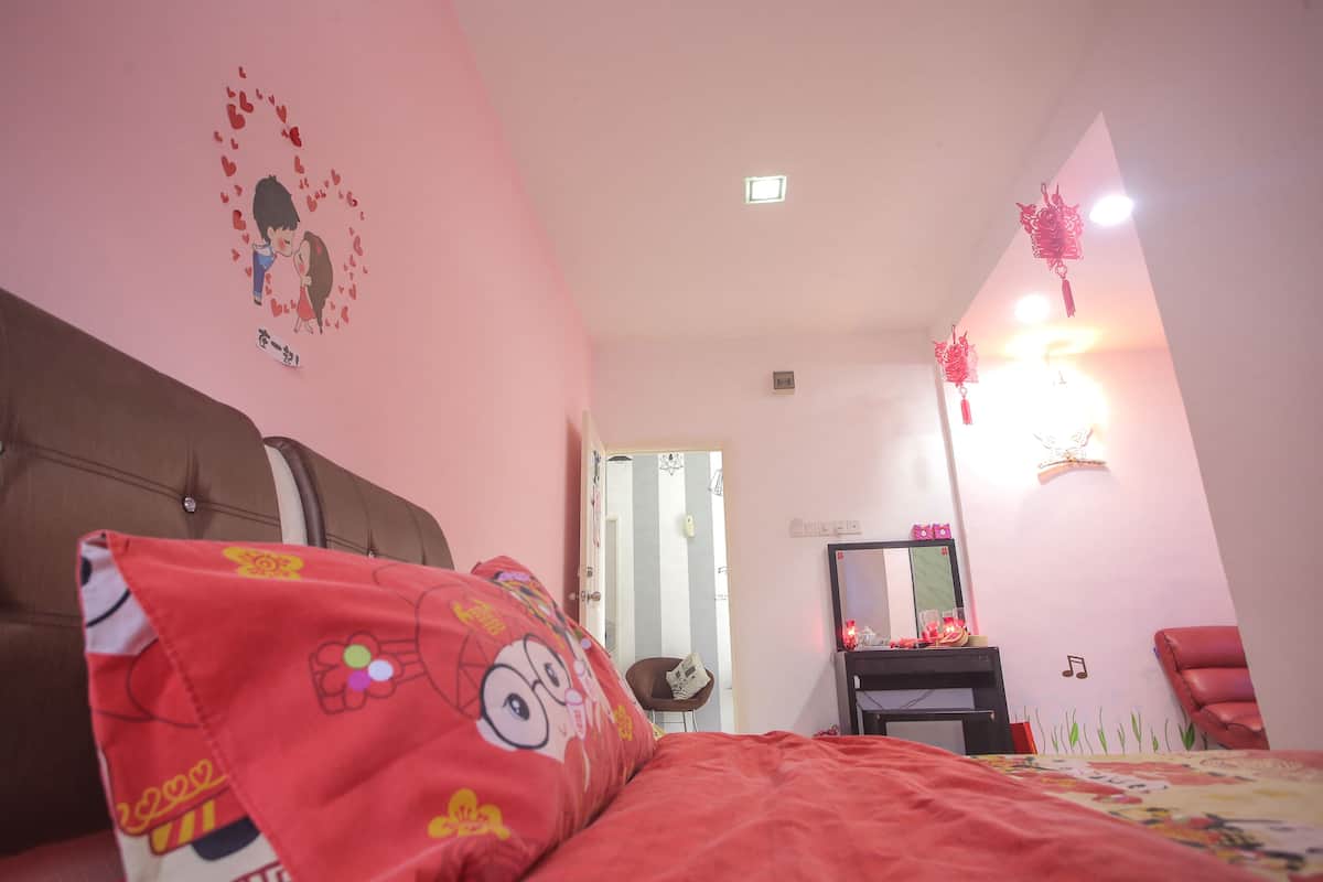 Romantic Suite, 1 Queen Bed, Private Bathroom, City View | 1 bedroom, desk, iron/ironing board, free WiFi